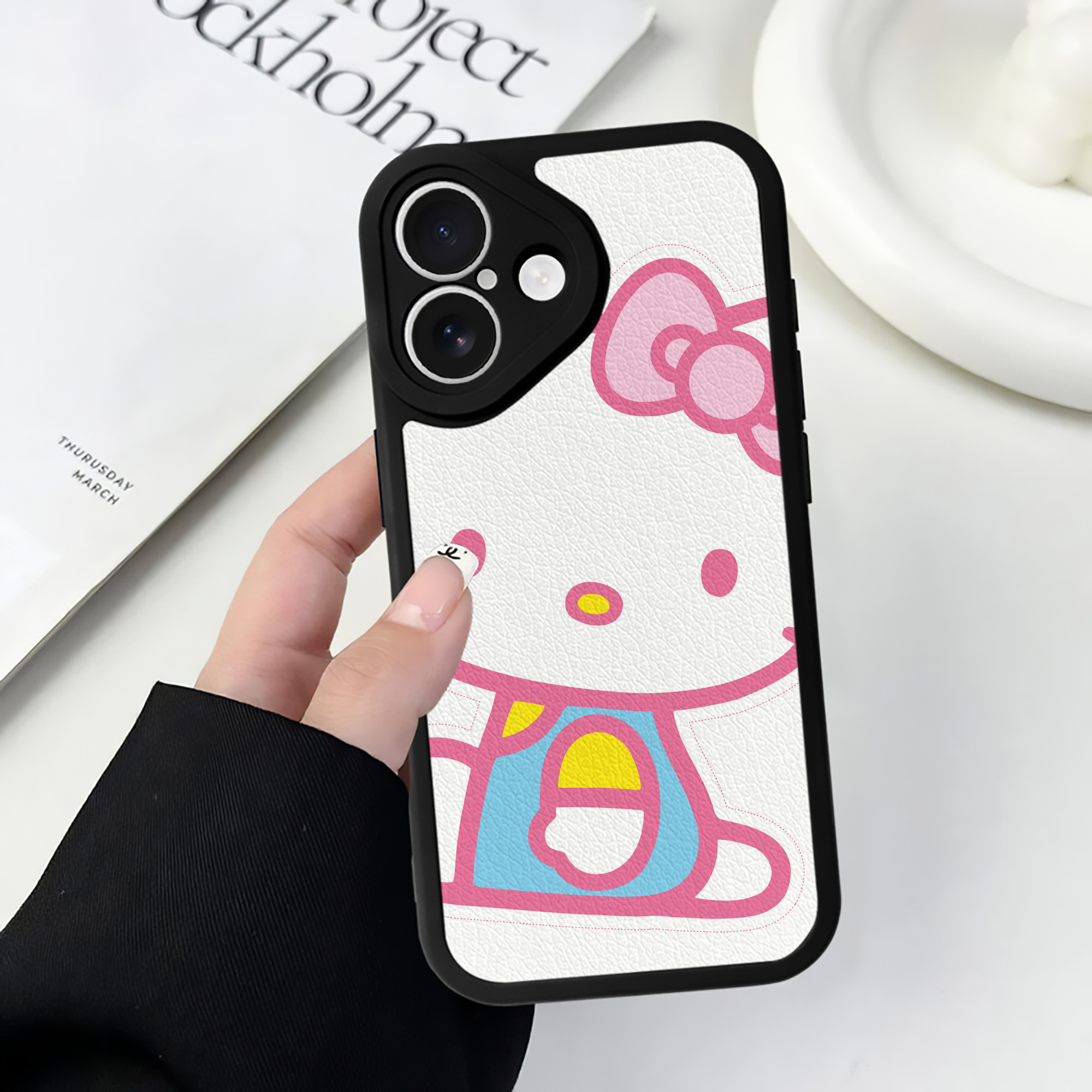 （画像用） Hello Kitty ハローキティ 【iPhone 16シリーズ対応】シリコンスマホケース（レザー調） 材質：シリコン